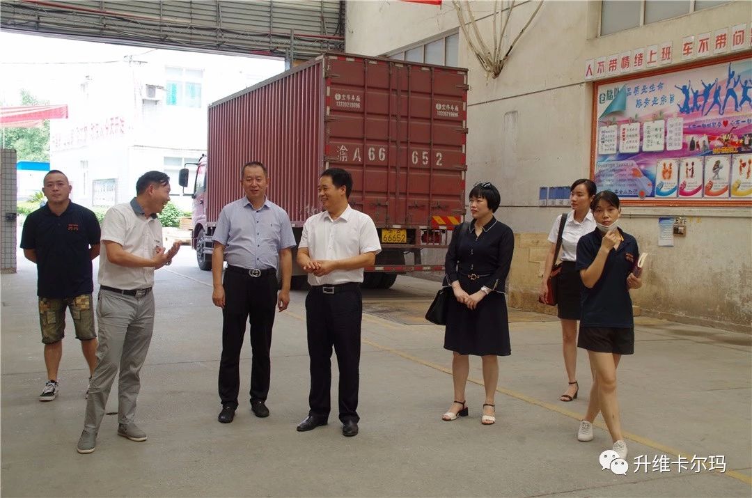 双方谈笑风生,互相交流经验.jpg